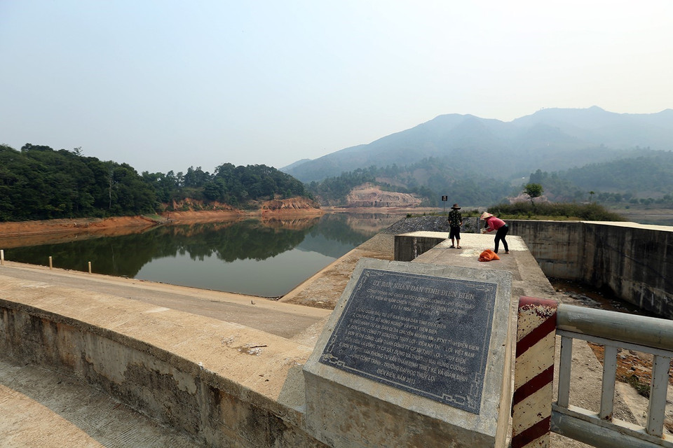 Công trình hồ Loọng Luông 1 (hay còn gọi là hồ Đại tướng) tại bản Loọng Luông, xã Mường Phăng, huyện Điện Biên, có nhiệm vụ cấp nước sinh hoạt và tưới tiêu cho 14 bản, nuôi trồng thủy sản, chống lũ quét, tạo cảnh quan môi trường cho khu di tích lịch sử Mường Phăng. Hồ Loọng Luông 1 đã làm thay đổi diện mạo vùng đất lịch sử, cuộc sống của người dân ngày càng được cải thiện hơn. (Ảnh: Phan Tuấn Anh/TTXVN)