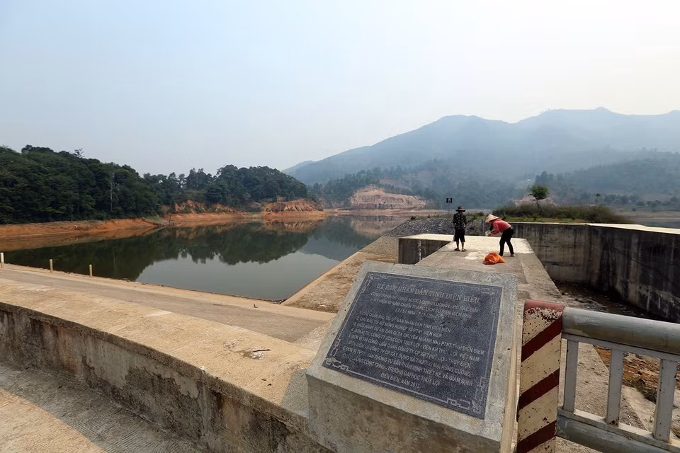 Công trình hồ Loọng Luông 1 (hay còn gọi là hồ Đại tướng) tại bản Loọng Luông, xã Mường Phăng, huyện Điện Biên, có nhiệm vụ cấp nước sinh hoạt và tưới tiêu cho 14 bản, nuôi trồng thủy sản, chống lũ quét, tạo cảnh quan môi trường cho khu di tích lịch sử Mường Phăng. Hồ Loọng Luông 1 đã làm thay đổi diện mạo vùng đất lịch sử, cuộc sống của người dân ngày càng được cải thiện hơn. (Ảnh: Phan Tuấn Anh/TTXVN)
