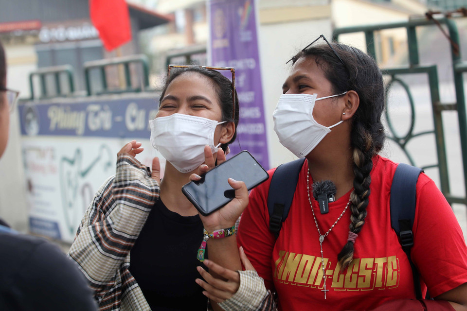 Hai cổ động viên của Timor Leste đã sớm có mặt tại sân vận động để cổ vũ cho đội nhà. (Ảnh: Trung Kiên/TTXVN)