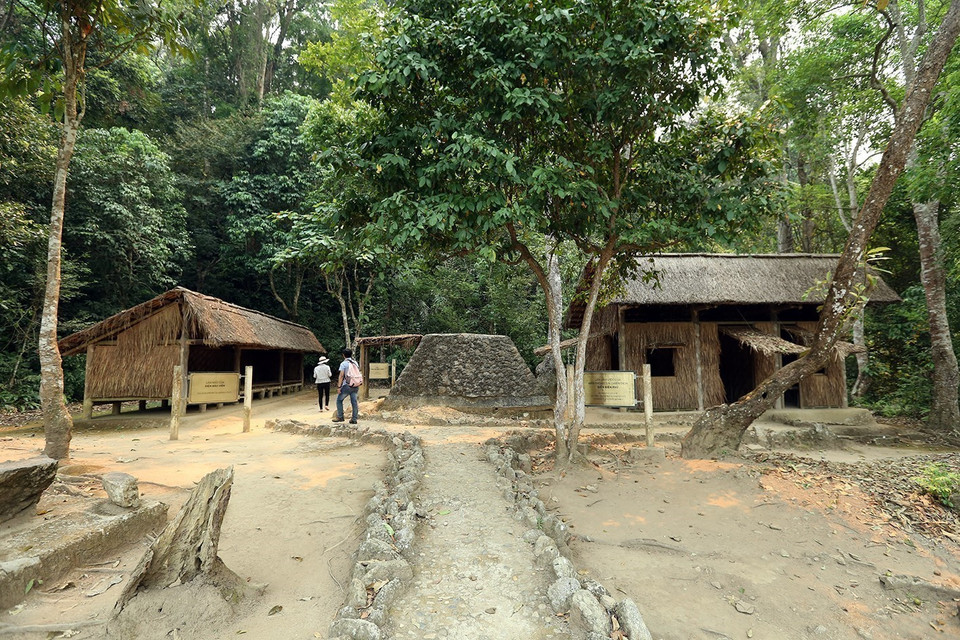 Sở Chỉ huy Chiến dịch Điện Biên Phủ trở thành điểm tham quan du lịch thu hút du khách mỗi khi đến thăm vùng đất lịch sử. (Ảnh: Phan Tuấn Anh/TTXVN)