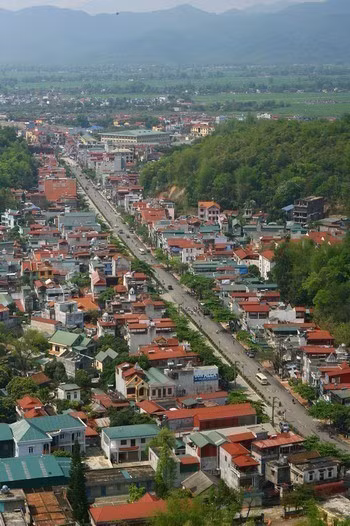 Đường Võ Nguyên Giáp ở trung tâm TP Điện Biên Phủ. (Ảnh: Huy Hùng/TTXVN)