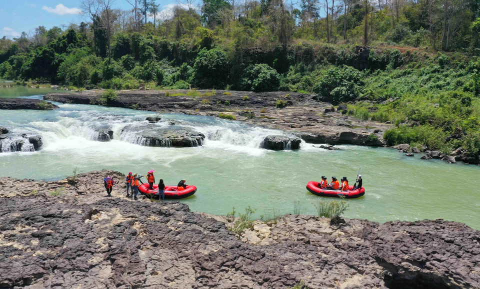Du khách trải nghiệm chèo thuyền trên sông Sêrêpôk. (Ảnh: Hoài Thu/TTXVN)