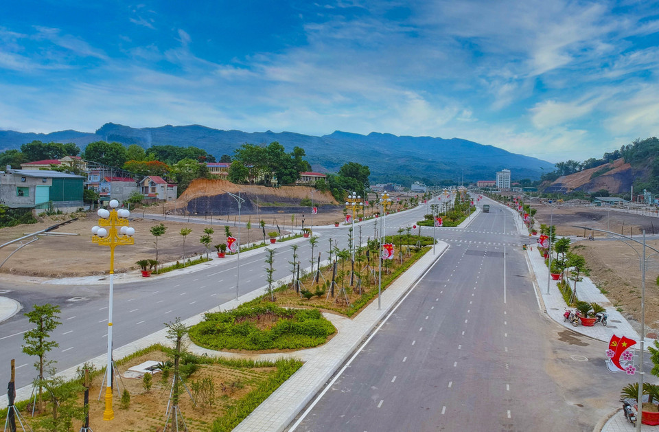 Đường 7/5 mới được hoàn thành là tiền đề để xây dựng đô thị khang trang ở Điện Biên. (Ảnh: Xuân Tư/TTXVN)