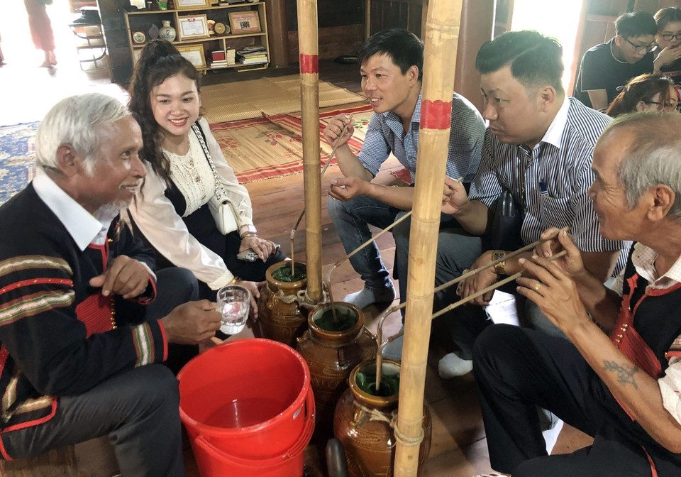 Du khách tìm hiểu, trải nghiệm đời sống của đồng bào dân tộc thiểu số tại chỗ. (Ảnh: Hoài Thu/TTXVN)