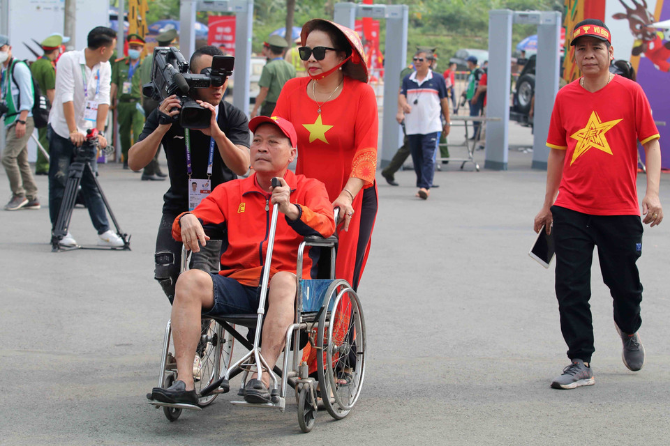 Một cổ động viên Việt Nam ngồi xe lăn đến sân vận động Việt Trì từ 15 giờ để cổ vũ cho U23 Việt Nam dù trận đấu diễn ra lúc 19 giờ. (Ảnh: Trung Kiên/TTXVN)
