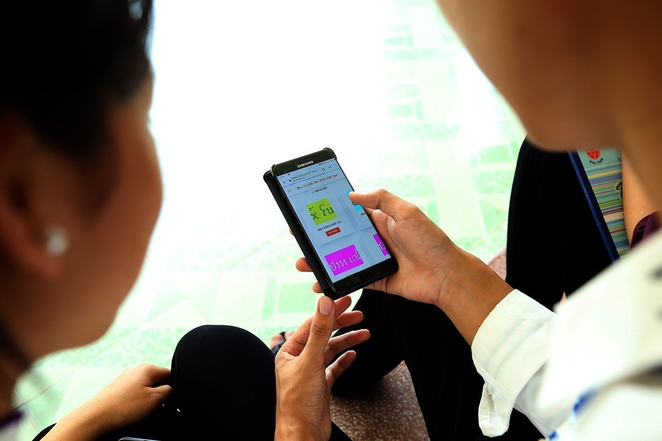 Website Hocchuthai.com tiện dụng khi có thể truy cập và học qua điện thoại, nhằm hỗ trợ phương pháp tự học chữ Thái cho học sinh và những ai có nhu cầu tìm hiểu về chữ viết của người Thái để giữ gìn, phát huy bản sắc dân tộc. (Ảnh: Phan Tuấn Anh/TTXVN)