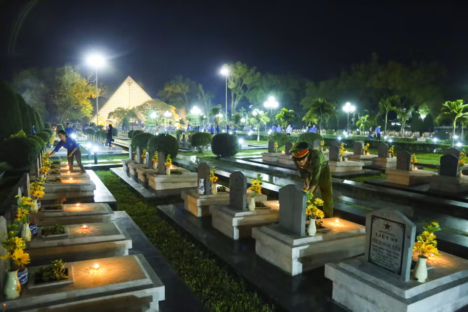 Thế hệ trẻ thắp nến tri ân những anh hùng đã ngã xuống trên mảnh đất lịch sử. (Ảnh: Phan Tuấn Anh/TTXVN)
