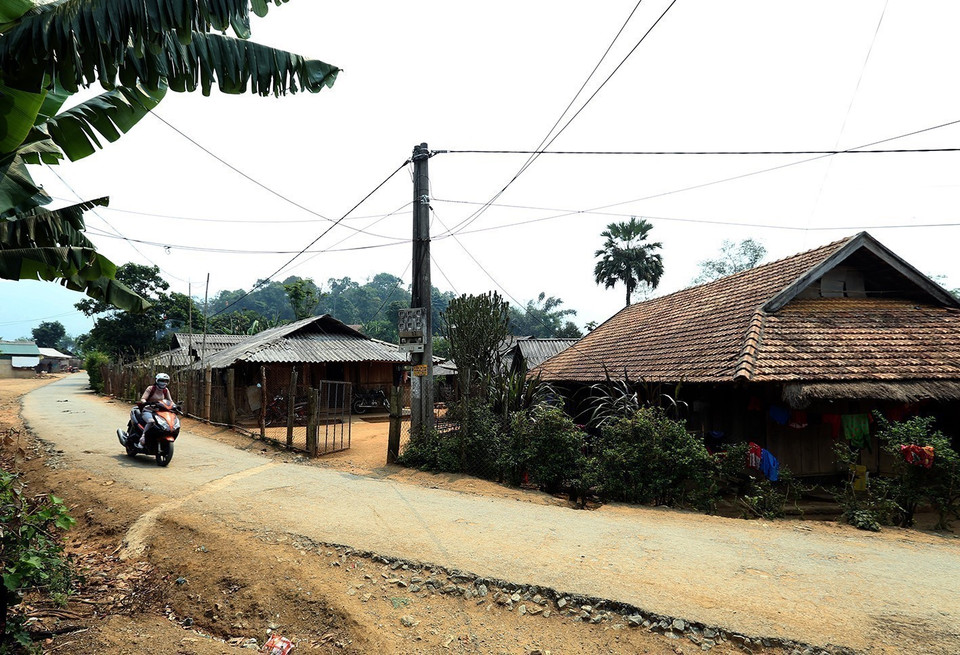 Điện lưới được kéo đến từng hộ gia đình trong bản tại xã Mường Phăng, huyện Điện Biên, tỉnh Điện Biên. (Ảnh: Phan Tuấn Anh/TTXVN)