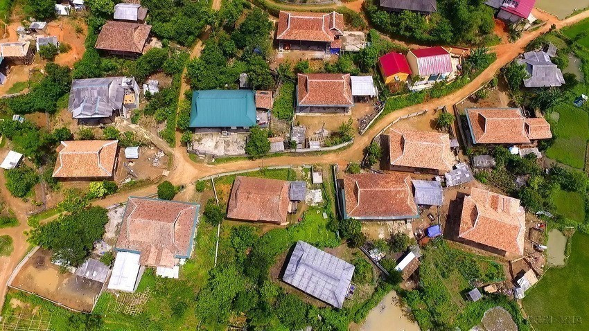 Những ngôi nhà được lợp bằng mái ngói và mái tôn tại huyện miền núi tỉnh Điện Biên. (Ảnh: Xuân Tư/TTXVN)
