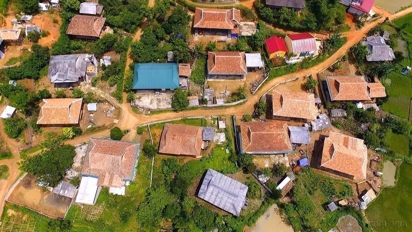 Những ngôi nhà được lợp bằng mái ngói và mái tôn tại huyện miền núi tỉnh Điện Biên. (Ảnh: Xuân Tư/TTXVN)