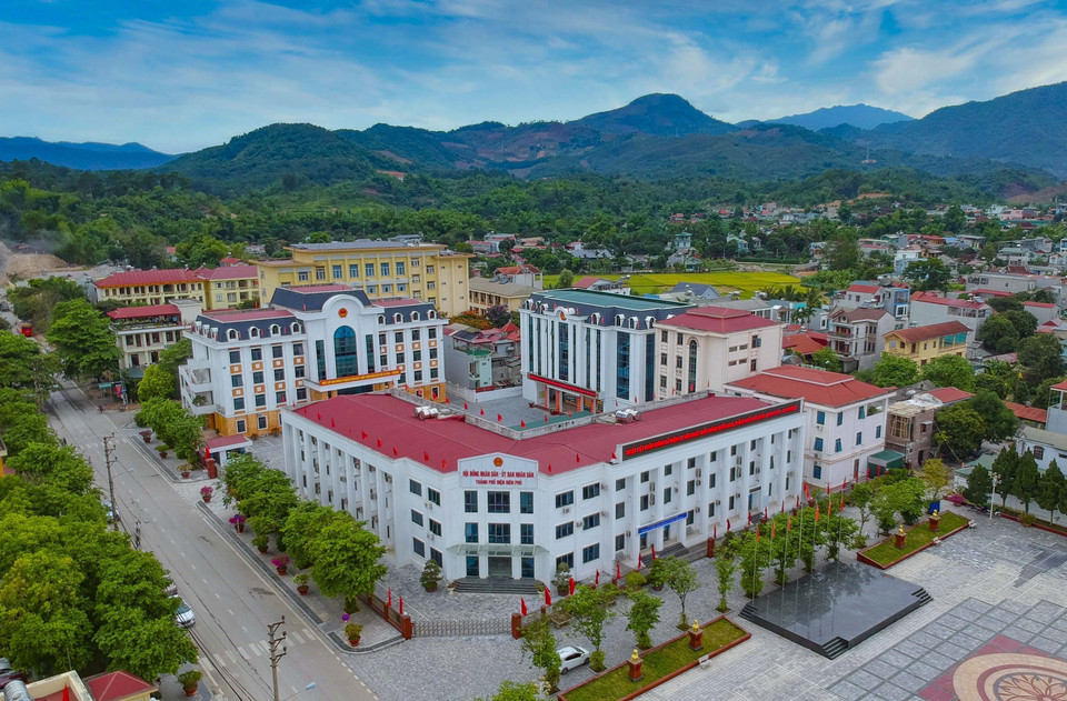 Khu hành chính thành phố Điện Biên được xây dựng khang trang. (Ảnh: Xuân Tư/TTXVN)