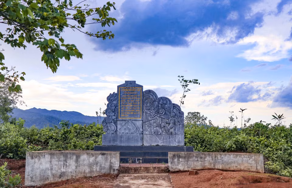 Bia Di tích Đồi Độc Lập - địa danh lịch sử trong Chiến dịch Điện Biên Phủ nằm trên đỉnh đồi thuộc xã Thanh Nưa (huyện Điện Biên, tỉnh Điện Biên). (Ảnh: Xuân Tư/TTXVN)