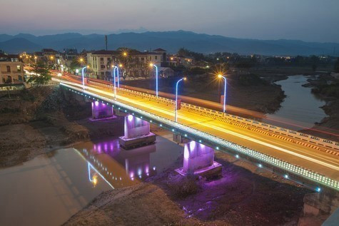 Cầu Thanh Bình bắc qua sông Nậm Rốm lung linh về đêm. (Ảnh: Trọng Đạt/TTXVN)