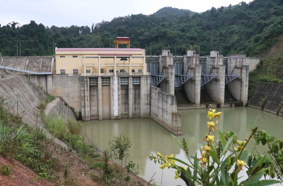 Nhà máy Thủy điện Nậm Núa nằm trên địa bàn xã Pa Thơm, huyện Điện Biên (tỉnh Điện Biên) có tổng vốn đầu tư gần 400 tỷ đồng, công suất hơn 10MW, góp phần tích cực trong việc giảm tải tình trạng thiếu điện của tỉnh Điện Biên, giải quyết việc làm cho nhiều lao động trên địa bàn. (Ảnh: Xuân Tiến/TTXVN)