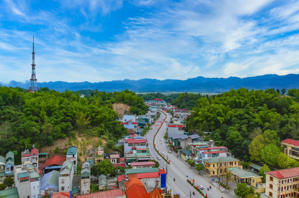 Con đường mang tên Đại tướng Võ Nguyên Giáp xuyên suốt chiều dài của thành phố Điện Biên Phủ. (Ảnh: Xuân Tư/TTXVN)