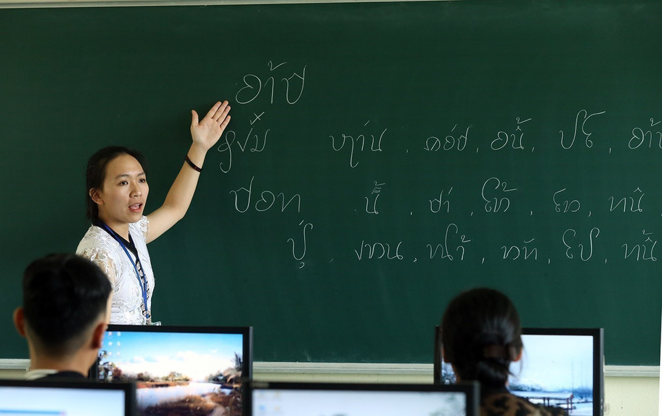 Em Lò Thị Kim, 1 trong 2 học sinh của trường Phổ thông dân tộc Nội trú tỉnh Điện Biên đã sáng tạo ra website Hocchuthai.com. Ðây là website nhằm hỗ trợ phương pháp tự học chữ Thái cho học sinh và những ai có nhu cầu tìm hiểu về chữ viết của người Thái để giữ gìn, phát huy bản sắc dân tộc. (Ảnh: Phan Tuấn Anh/TTXVN)