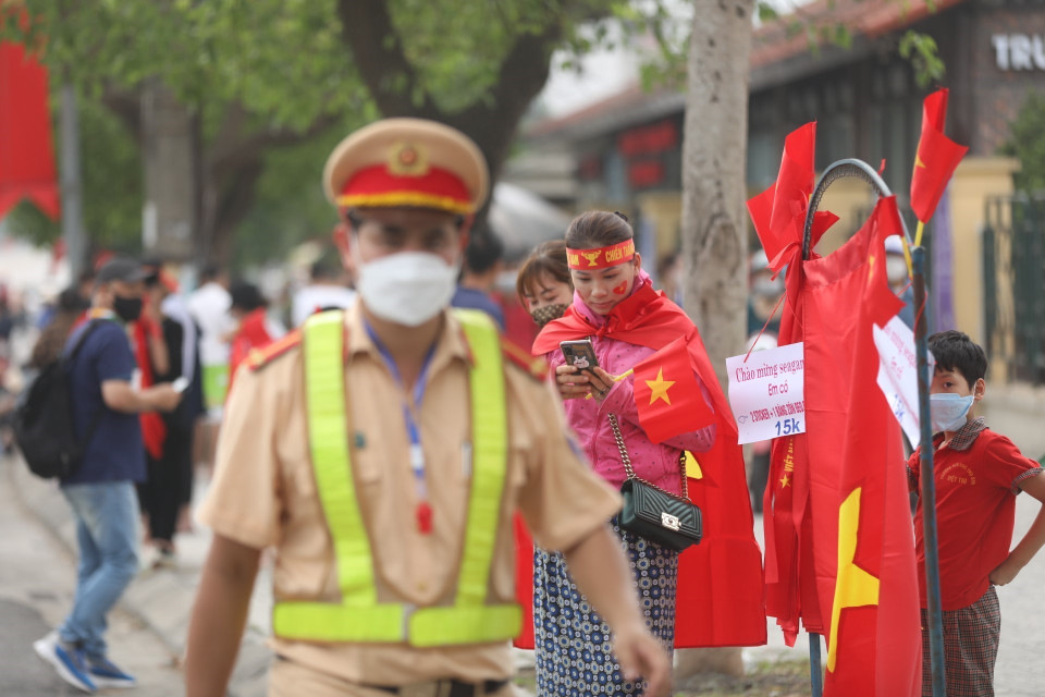 Lực lượng cảnh sát giao thông sẽ có một ngày vất vả bởi lượng người và phương tiện đổ ra đường khá lớn. (Ảnh: Minh Quyết/TTXVN)