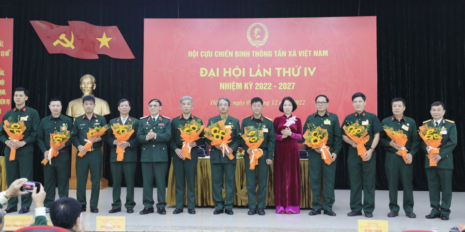 Thiếu tướng Hồ Bá Vinh, Ủy viên Ban Thường vụ, Trưởng Ban Tuyên giáo Trung ương Hội Cựu chiến binh Việt Nam; Tổng Giám đốc TTXVN Vũ Việt Trang chúc mừng Ban Chấp hành Hội Cựu chiến binh TTXVN khóa IV. (Ảnh: Minh Đức/TTXVN)