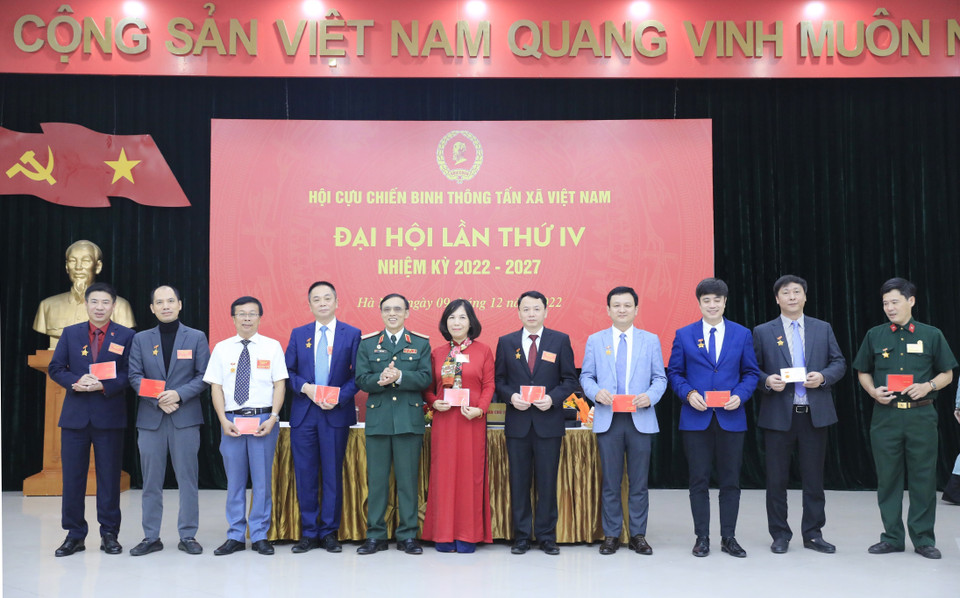 Thiếu tướng Hồ Bá Vinh, Ủy viên Ban Thường vụ, Trưởng Ban Tuyên giáo Trung ương Hội Cựu chiến binh Việt Nam trao tặng Kỷ niệm chương cho các cá nhân của TTXVN. (Ảnh: Minh Đức/TTXVN)