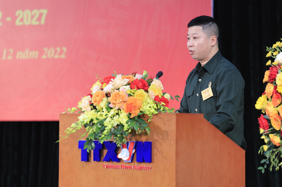 Chi hội trưởng Chi hội Cựu chiến binh các Ban biên tập Tin, Ảnh và Tòa soạn Trịnh Văn Bộ báo cáo tham luận. (Ảnh: Minh Đức/TTXVN)