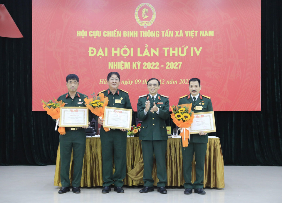 Thiếu tướng Hồ Bá Vinh, Ủy viên Ban Thường vụ, Trưởng Ban Tuyên giáo Trung ương Hội Cựu chiến binh Việt Nam trao Bằng khen của Trung ương Hội Cựu chiến binh Việt Nam cho các cá nhân có thành tích xuất sắc góp phần xây dựng Hội Cựu chiến binh Việt Nam. (Ảnh: Minh Đức/TTXVN)