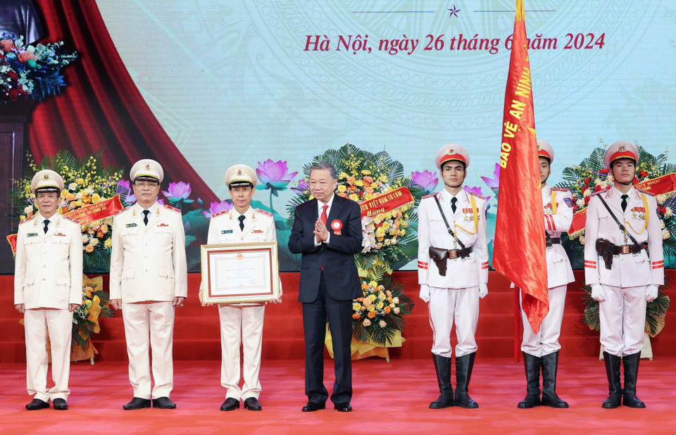 Chủ tịch nước Tô Lâm trao Huân chương Chiến công hạng Nhì cho Lực lượng kỹ thuật nghiệp vụ Công an nhân dân. (Ảnh: Nhan Sáng/TTXVN)