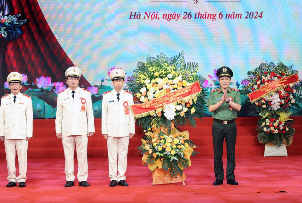 Thượng tướng Lương Tam Quang, Bộ trưởng Bộ Công an chúc mừng Lực lượng kỹ thuật nghiệp vụ Công an nhân dân. (Ảnh: Nhan Sáng/TTXVN)