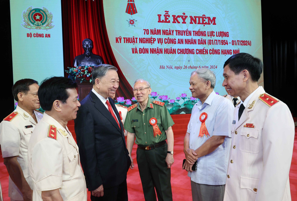 Chủ tịch nước Tô Lâm với các đại biểu tham dự buổi lễ.(Ảnh: Nhan Sáng/TTXVN)