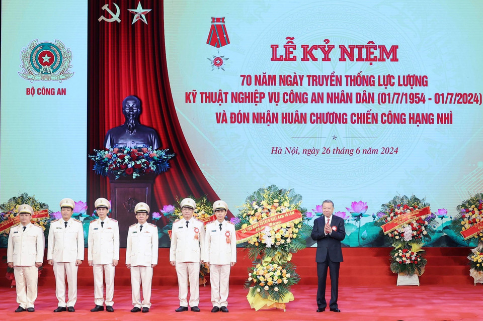 Chủ tịch nước Tô Lâm chúc mừng Lực lượng kỹ thuật nghiệp vụ Công an nhân dân. (Ảnh: Nhan Sáng/TTXVN)
