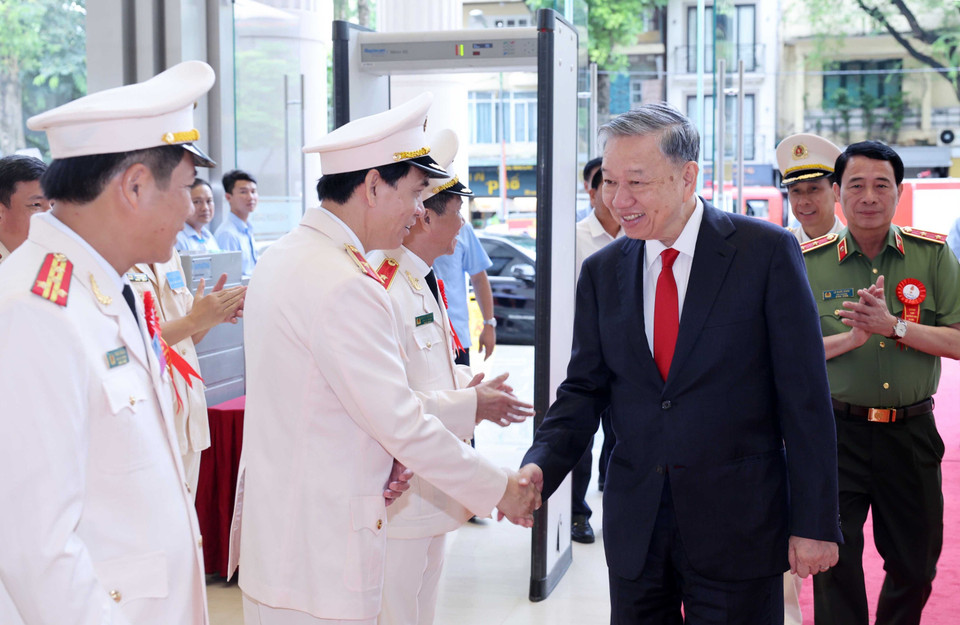Chủ tịch nước Tô Lâm với lãnh đạo Cục Kỹ thuật nghiệp vụ (Bộ Công an). (Ảnh: Nhan Sáng/TTXVN)