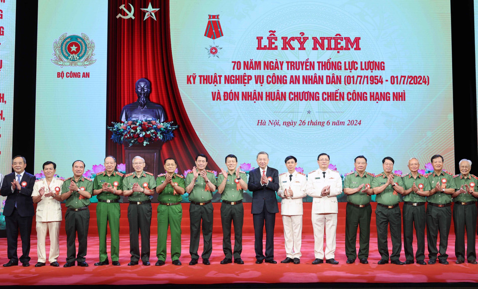 Chủ tịch nước Tô Lâm với các đại biểu tham dự buổi lễ. (Ảnh: Nhan Sáng/TTXVN)