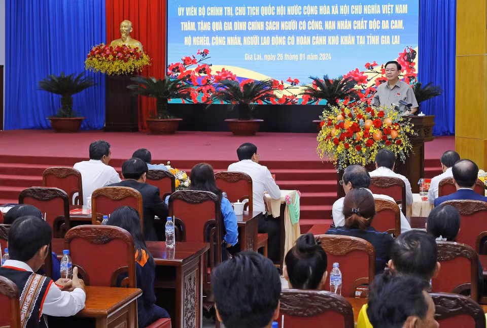 Chủ tịch Quốc hội Vương Đình Huệ chúc Tết các đối tượng chính sách tỉnh Gia Lai. (Ảnh: Nhan Sáng/TTXVN)