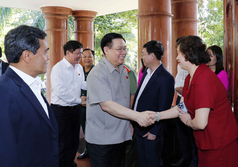 Chủ tịch Quốc hội Vương Đình Huệ với các đồng chí trong Ban Thường vụ Tỉnh ủy Gia Lai. (Ảnh: Nhan Sáng/TTXVN)