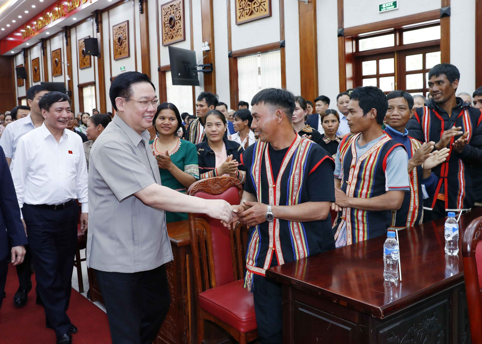 Chủ tịch Quốc hội Vương Đình Huệ với các đối tượng chính sách tỉnh Gia Lai. (Ảnh: Nhan Sáng/TTXVN)