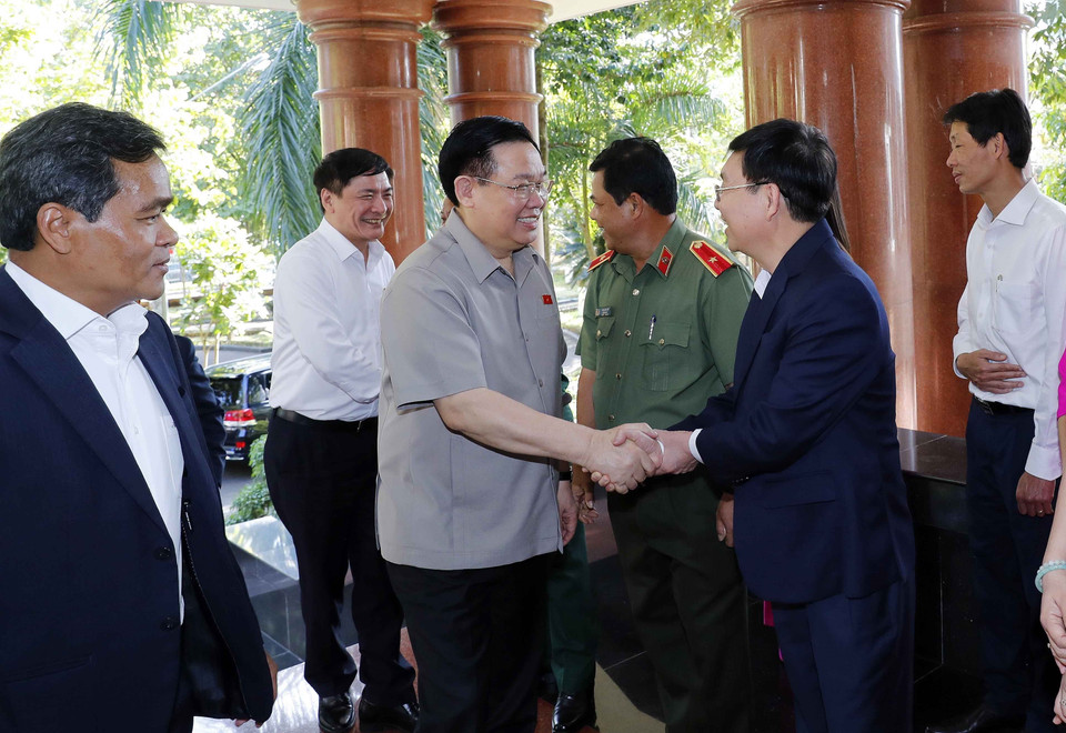 Chủ tịch Quốc hội Vương Đình Huệ với các đồng chí trong Ban Thường vụ Tỉnh ủy Gia Lai. (Ảnh: Nhan Sáng/TTXVN)