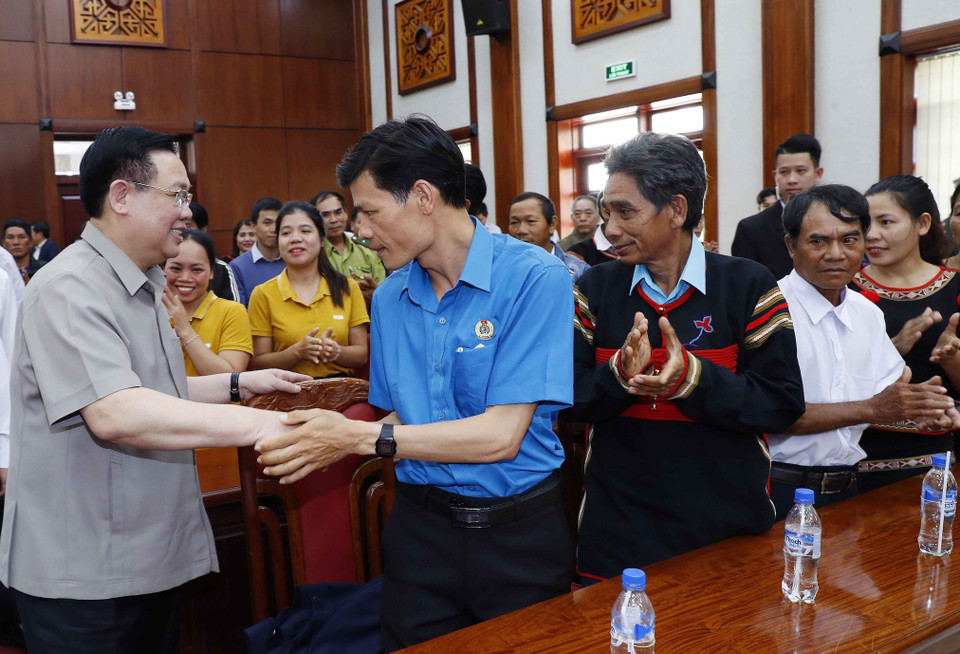 Chủ tịch Quốc hội Vương Đình Huệ với các đối tượng chính sách tỉnh Gia Lai. (Ảnh: Nhan Sáng/TTXVN)