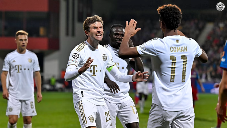 Mueller ăn mừng cùng Coman, người đã kiến tạo cho anh lập công. (Nguồn: FcB.com)