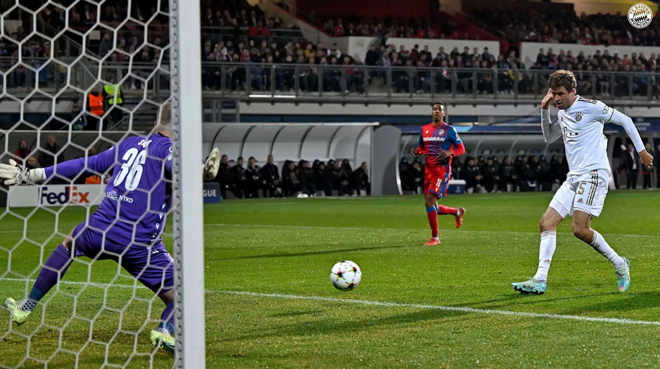 4 phút sau, Thomas Mueller dễ dàng dứt điểm ghi bàn... (Nguồn: FcB.com)