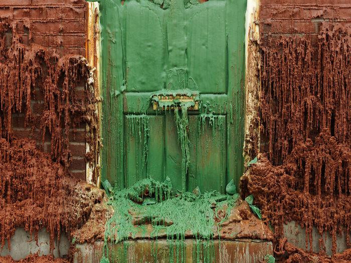 Ngôi nhà rêu phong làm từ 7.500 viên gạch paraffin. (Nguồn: Boredpanda)