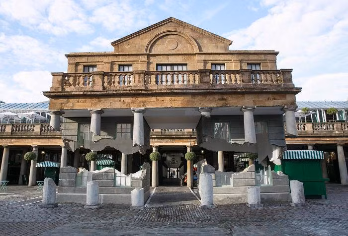 Ngôi nhà 'thủng lỗ' khiến nhiều người hốt hoảng tại Covent Garden, London, Anh. (Nguồn: Boredpanda)