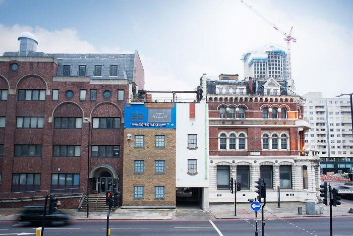 Một tòa nhà lộn ngược. (Nguồn: Boredpanda)