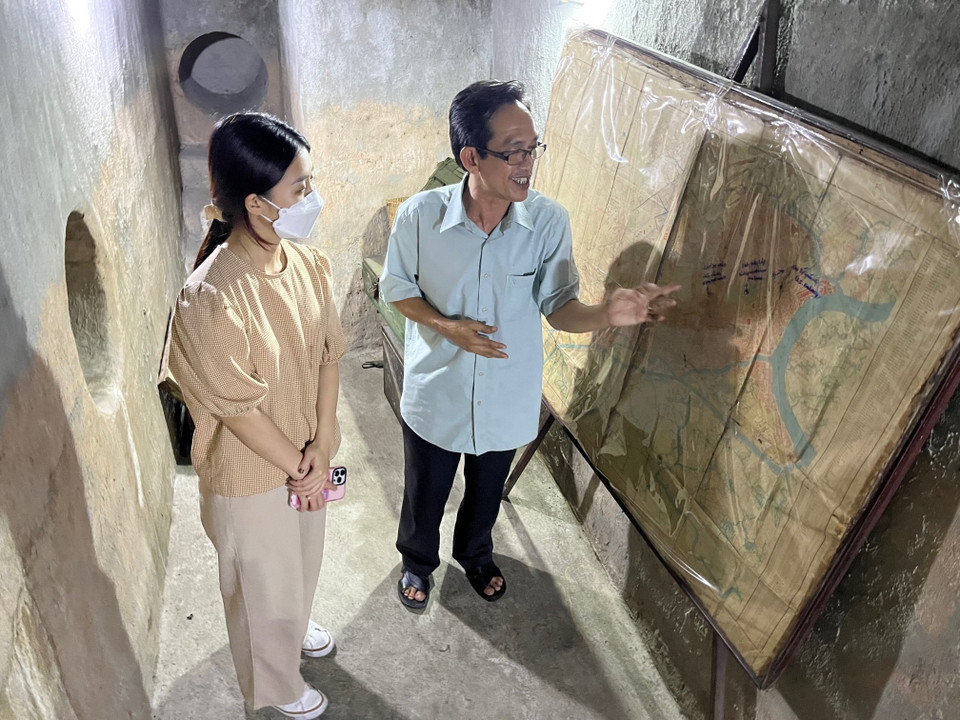 Cựu chiến binh Nguyễn Thanh Chi, người trực tiếp trông coi di tích số nhà 287/70 Nguyễn Đình Chiểu, Quận 3 đgiới thiệu cho khách tới tham quan. (Ảnh: Hứa Chung/TTXVN)