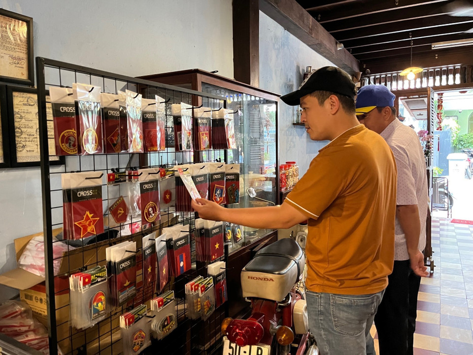 Người dân tới tham quan di tích Biệt động Sài Gòn ở di tích 113A Đặng Dung- Quán cà phê Đỗ Phủ-cơm tấm Đại Hàn.(Ảnh: Hứa Chung/TTXVN)