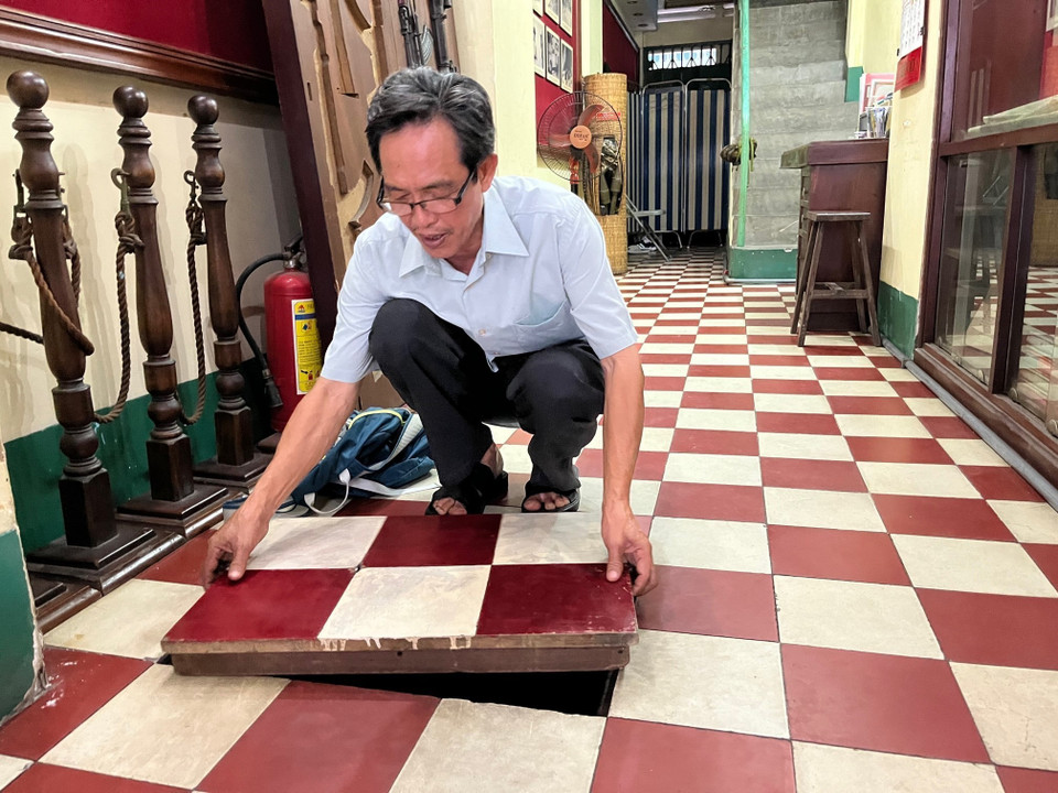 Lối vào căn hầm số nhà 287/70 Nguyễn Đình Chiểu, Quận 3, Thành phố Hồ Chí Minh. (Ảnh: Hứa Chung/TTXVN)