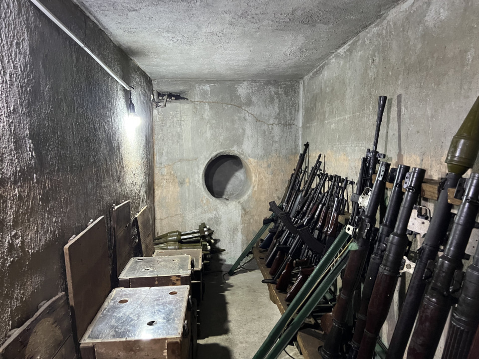 Số vũ khí được cất giấu tại căn hầm số 287/70 Nguyễn Đình Chiểu, Quận 3, Thành phố Hồ Chí Minh. (Ảnh: Hứa Chung/TTXVN)