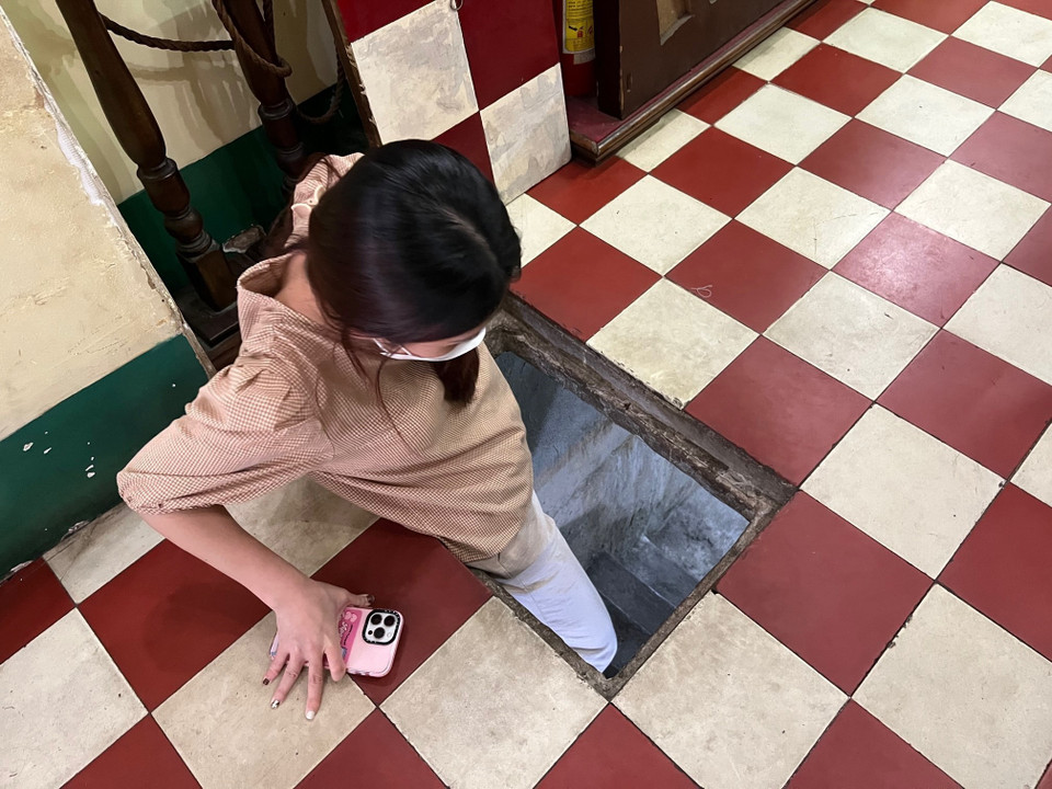 Khách tham quan trải nghiệm tại căn hầm số nhà 287/70 Nguyễn Đình Chiểu, Quận 3, Thành phố Hồ Chí Minh. (Ảnh: Hứa Chung/TTXVN)