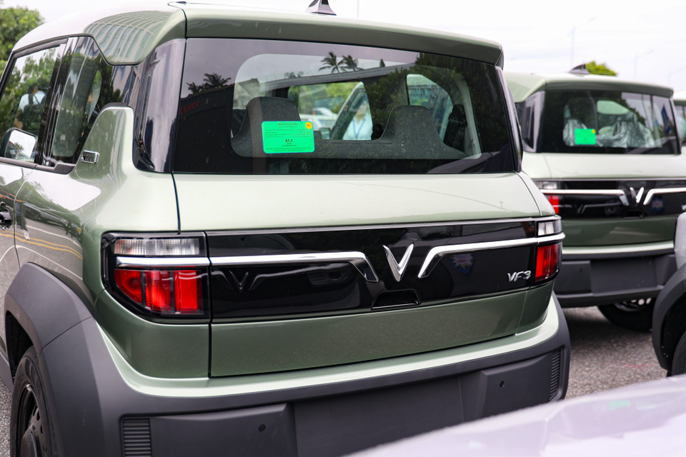 Phần đuôi xe là dải mạ crom chạy dọc từ đèn hậu đến logo. Đèn chiếu sáng trên VF3 đều là loại halogen. (Ảnh: Minh Hiếu/Vietnam+)