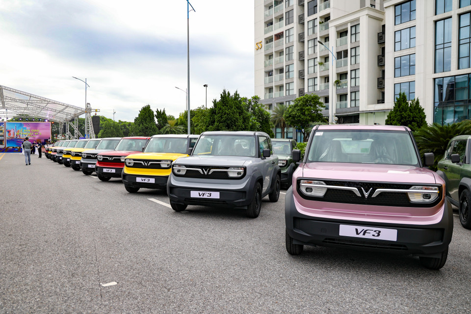 Sáng 1/8, VinFast chính thức bàn giao mẫu xe điện VF3 tới khách hàng đặt trước. Đây cũng là lần xuất hiện chính thức của mẫu xe mini điện phiên bản thương mại, khác với bản tiền xuất ra mắt với giới truyền thông. (Ảnh: Minh Hiếu/Vietnam+)