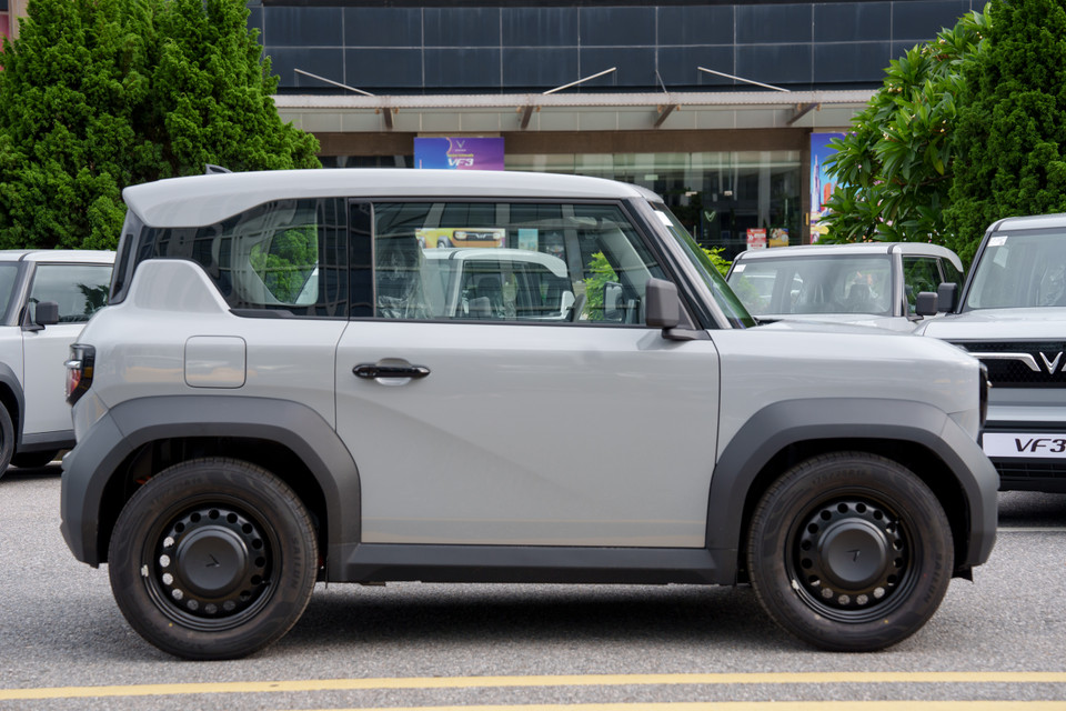 VinFast VF3 có kích thước tổng thể Dài x Rộng x Cao lần lượt là 3.190x1.679x1.622 (mm), chiều dài cơ sở 2.075mm. Mặc dù chiều dài trục cơ sở chỉ 2.075 mm, ngắn hơn cả những mẫu hatchback cỡ A như KIA Morning, Hyundai Grand i10 nhưng VF 3 lại có khoảng sáng gầm lên tới 191 mm. (Ảnh: Minh Hiếu/Vietnam+)