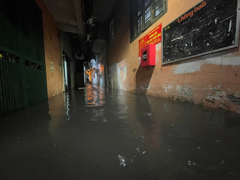 Một con ngõ trên đường Trần Khát Chân ngập sâu. (Ảnh: Minh Hiếu/Vietnam+)